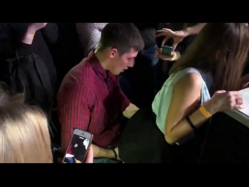 ❤️ Seks nyata di klub malam Rusia. Gadis Rusia berusia 18 tahun di anus dan vagina bercinta di klub malam Video seks di id.mrvideospornogratis.ru